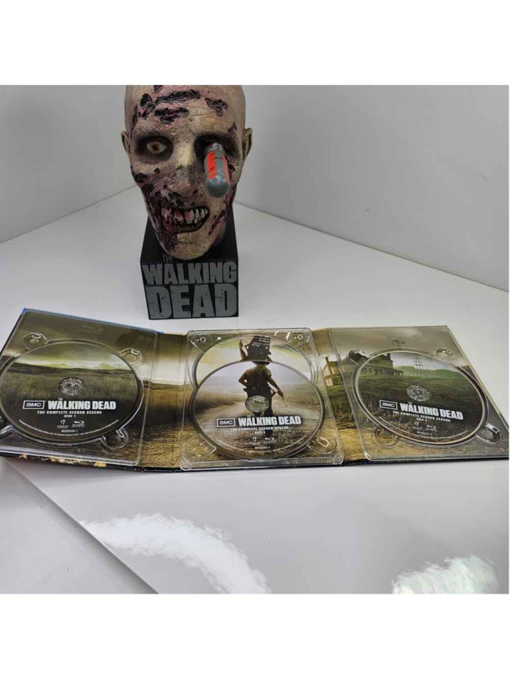Walking Dead: Season 2 Blu-ray Set, Limited Edition Zombie Head Clean Disks! - Picture 11 of 15